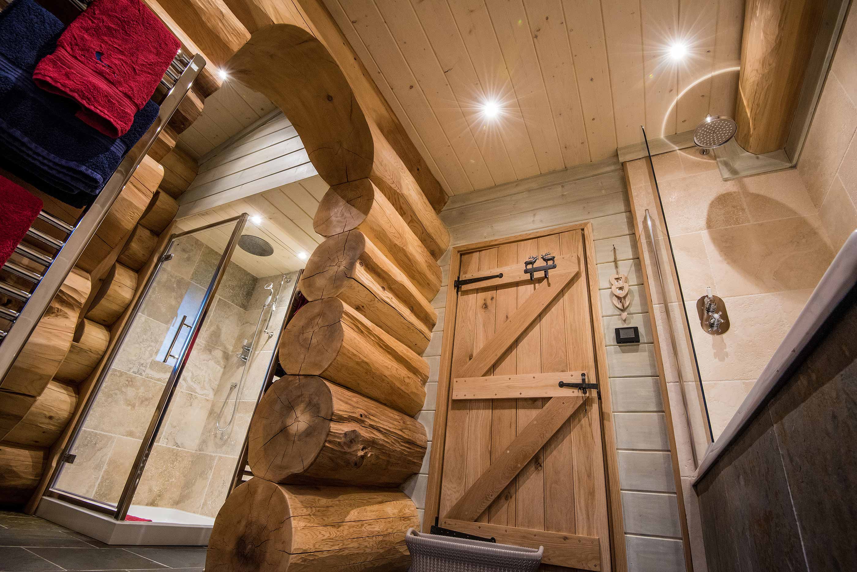 Bathroom and sauna in Cinclus log cabin