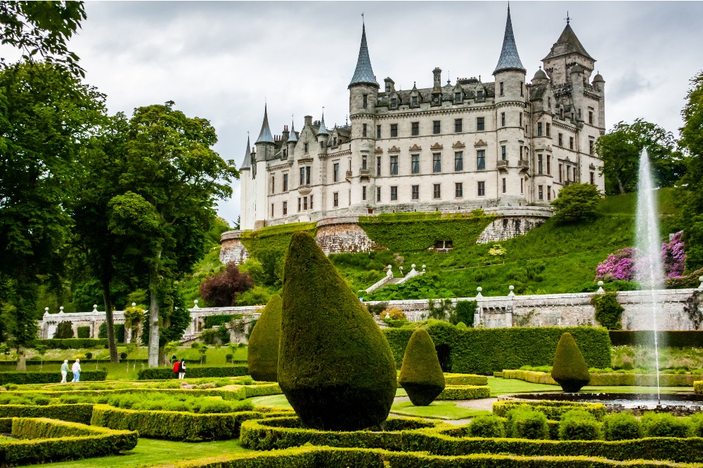 Photo of Dunrobin Castle through the gardens