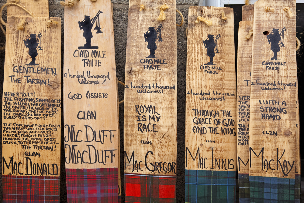 Handmade welcome plaques for sale with various clans and their tartans. Ciaid Mile Failte means welcome in Gaelic