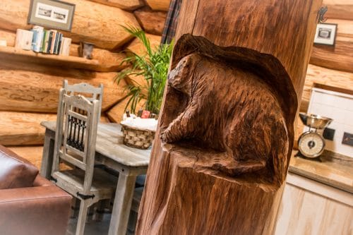 A wood carving of a bear in Tringa log cabin